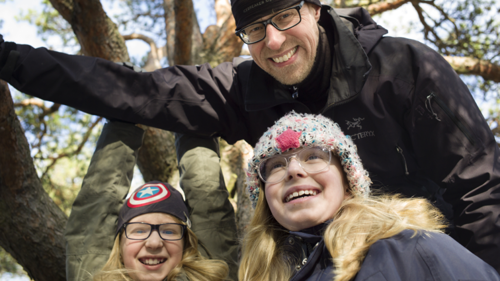 Claes, Edith och Melker, tre glada deltagare i scoutkåren i Älvsjö